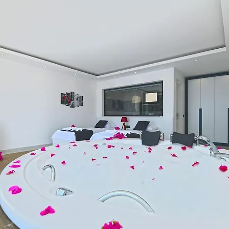 Akruins Villa